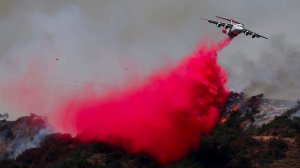 A fire-fighting plane makes a retardant drop on the Fish Fire in Duarte. (Credit: Allen J. Schaben / Los Angeles Times)