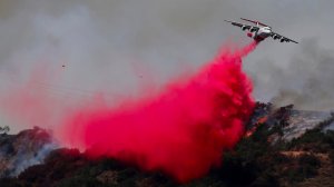 A fire-fighting plane makes a retardant drop on the Fish Fire in Duarte. (Credit: Allen J. Schaben / Los Angeles Times)