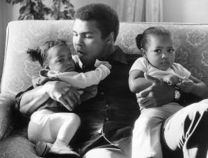 Heavyweight boxer Muhammad Ali with his daughters Laila (9 months) and Hanna (2 years 5 months) at Grosvenor House. (Photo by Frank Tewkesbury/Evening Standard/Getty Images)