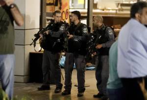 Israeli security forces gather at a shopping complex in the Mediterranean coastal city of Tel Aviv following a shooting attack on June 8, 2016. (Credit: JACK GUEZ/AFP/Getty Images)