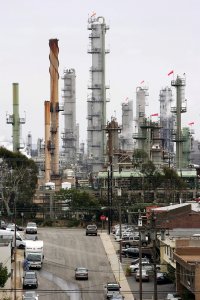 Chevron's El Segundo Refinery is seen on April 28, 2006. (Credit: David McNew/Getty Images)