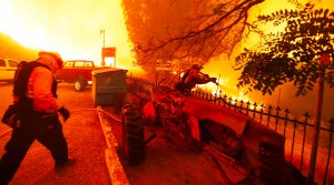 Firefighters battle the Sand fire along Soledad Canyon Road near Acton on July 24, 2016. (Credit: Luis Sinco, Los Angeles Times) 