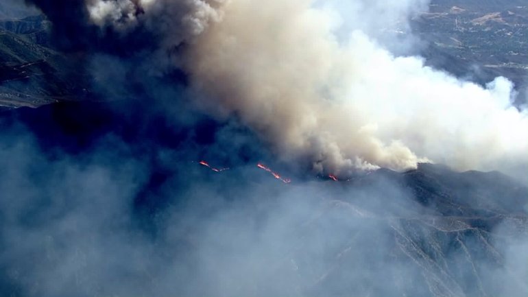 Smoke billows above the Sand Fire on July 22, 2016. (Credit: KTLA)