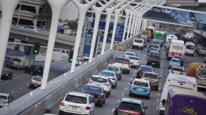 Traffic is jammed on the upper level for departing travelers at LAX on a Friday morning in May. (Credit: Brian van der Brug / Los Angeles Times)