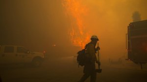 The Blue Cut fire engulfs the Mormon Rocks area off Highway 138 in Phelan on Aug. 16, 2016. (Credit: Gina Ferazzi / Los Angeles Times)