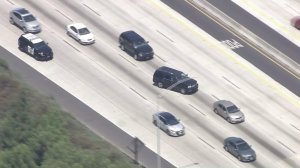 The driver a Lincoln Navigator cuts across lanes with a CHP vehicle in pursuit on the southbound 405 Freeway in the Lawndale area on Aug. 1, 2016. (Credit: KTLA)