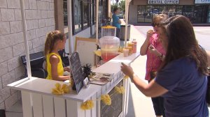 Anabelle Lockwood sells her gourmet lemonade in Fountain Valley on Aug. 27, 2016. (Credit: KTLA)