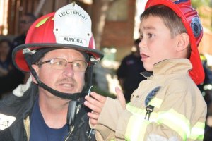 Reily Doi-Jared got a lesson in firefighting when he showed up to a blaze in Aurora, Colorado on Sept. 25, 2016. (Credit: Shane Anthony/AuroraNews1)