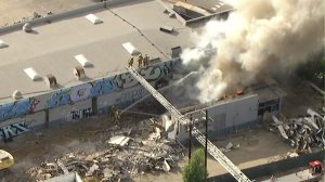 Los Angeles firefighters battle a blaze at a commercial building in Sherman Oaks on Sept. 27, 2016. (Credit: KTLA)