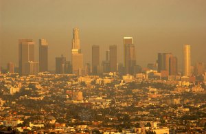 Smog fouls the air on May 21, 2003 in Los Angeles, California. (Credit: David McNew/Getty Images)