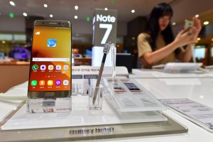 A woman tests a Samsung Galaxy Note7 smartphone at a Samsung showroom in Seoul on September 2, 2016. (Credit: JUNG YEON-JE/AFP/Getty Images)