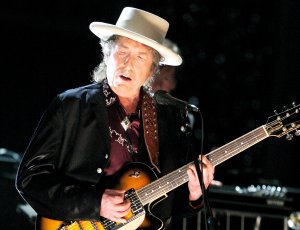 Musician Bob Dylan Performs onstage during the 37th AFI Life Achievement Award: A Tribute to Michael Douglas at Sony Pictures on June 11, 2009 in Culver City, California. (Credit: Kevin Winter/Getty Images for AFI)