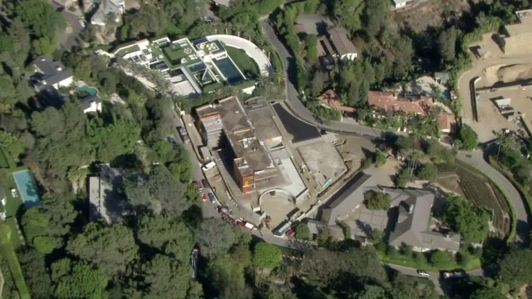 The site of a well rescue taking place Oct. 21, 2016, was a large construction site in Bel-Air. (Credit: KTLA)
