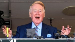 Dodgers broadcast announcer Vin Scully waves to the crowd during his last broadcast. (Credit: Wally Skalij / Los Angeles Times)