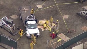 Emergency crews work to rescue a trapped construction worker in Beverly Crest on Oct. 27, 2016. (Credit: KTLA)