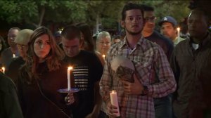 Mourners attend a candlelight vigil for Sgt. Steve Owen in Lancaster on Oct. 8, 2016. (Credit: KTLA)