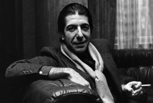 Canadian folk pop singer-songwriter Leonard Cohen shares a joke and smokes a cigarette in 1980. (Credit: Evening Standard/Getty Images)