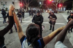 Police in riot gear confront demonstrators outside City Hall during a protest against US President-elect Donald Trump in Los Angeles, California, on Nov. 13, 2016. (Credit: Ringo Chiu/AFP/Getty Images)