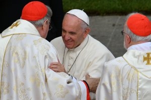 Pope Francis (C) greets cardinal George Pell (L) of Australia after the celebration of a mass marking the end of the Jubilee of Mercy, on November 20, 2016 in Vatican. (Credit: VINCENZO PINTO/AFP/Getty Images)