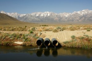 The Los Angeles Aqueduct carries water from the snowcapped Sierra Nevada Mountains to major urban areas of Southern California on May 9, 2008, near Lone Pine. (Credit: David McNew/Getty Images)