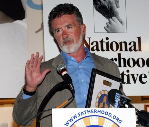 Actor Alan Thicke speaks during a press conference for the National Fatherhood Initiative "Golden Dads" campaign at Storyopolis June 4, 2003, in Los Angeles. (Credit: Frederick M. Brown/Getty Images)