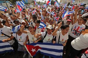 Young people march around the Plaza de la Revolucion and chant 'Yo soy Fidel,' 'I am Fidel' in English, before the arrival of the remains of former Cuban President Fidel Castro during on their four-day journey across the country Dec. 3, 2016 in Santiago de Cuba. (Credit: Chip Somodevilla / Getty Images)