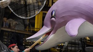 Artist Marcus Pollitz readies a dolphin on a float the 128th Rose Parade, which moves to Monday, Jan. 2, instead of New Year's Day, which falls on Sunday. (Credit: Mel Melcon/Los Angeles Times)