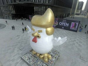 A giant rooster figure, sporting a Donald Trump hairstyle, has popped up outside a shopping mall in downtown Taiyuan, north China's Shanxi Province. (Credit: N1 ArtWalk Mall)