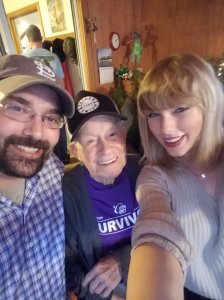 The singer surprised Cyrus Porter, a 96-year-old World War II veteran, at his Missouri home on Monday. (Credit: Robert Frye/Twitter)