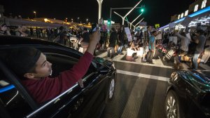 Protesters block traffic at LAX, stranding motorists at the Tom Bradley International Terminal on Jan. 29, 2017. (Credit: Brian van der Brug / Los Angeles Times)