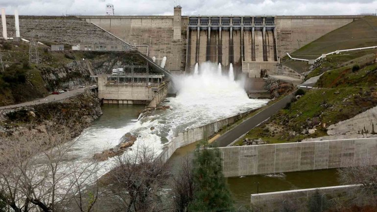 Folsom Lake continues to rise as the Folsom Dam releases water into the American River. (Credit: Gary Coronado / Los Angeles Times