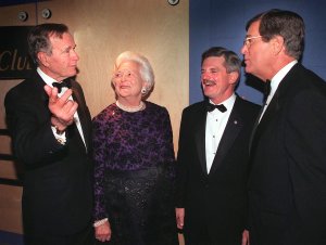 Former U.S. President George Bush, left, with his wife Barbara, Jim Nicholson, Chairman of the Republican National Committee, and Senate Majority Leader Trent Lott, right, pose for photographers 28 April 1999, at the MCI Center sports arena in Washington, D.C. (Credit: TIM SLOAN/AFP/Getty Images)