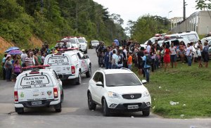 Relatives of inmates gather at the main gate of the Anisio Jobim Penitentiary Complex to ask for information after a riot at the prison left at least 60 people killed and several injured, in Manaus, Amazonia state, Brazil on Jan. 2, 2017. (Credit: Marcio Silva/AFP/Getty Images)