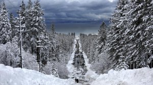 The recent storm dropped large amounts of snow along Ski Run Boulevard in South Lake Tahoe. (Credit: Gary Coronado / Los Angeles Times)