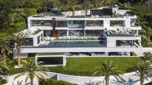 The $250-million spec home is seen in a photo on the listing site. (Credit: Bruce Makowsky / BAM Luxury Development) 