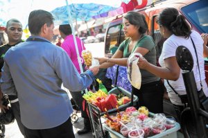 A street vendor sell fruits and in the Fashion District in Los Angeles in an undated photo. (Credit: Marcus Yam / Los Angeles Time