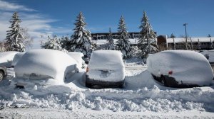 Snow covers vehicles in a parking lot in the Mammoth Lakes earlier this month. (Credit: Brian van der Brug / Los Angeles Times)