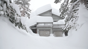 Snow falls in already heavily snowed-in Mammoth Lakes on Jan. 23, 2017. (Credit: Peter Morning / MMSA)