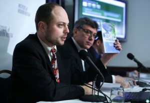 Vladimir Kara-Murza (L) and former Deputy Prime Minister Boris Nemtsov (R) are seen during a news conference on 'Corruption and Abuse in Sochi Olympics' January 30, 2014 at the National Press Club in Washington, DC. (Credit: Alex Wong/Getty Images)