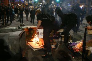 People protesting controversial Breitbart writer Milo Yiannopoulos burn trash and cardboard in the street on Feb. 1, 2017, in Berkeley. (Credit: Elijah Nouvelage / Getty Images)