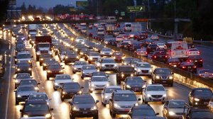 Los Angeles traffic moves at a crawl on the 101 Freeway at White Oak in the San Fernando Valley on Jan. 9, 2017, as morning commute drivers navigated rain-slick roads after an overnight storm. (Credit: Al Seib / Los Angeles Times)