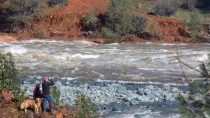Water flows down a hillside from the emergency spillway at Lake Oroville on Feb. 12, 2017. (Credit: Brian van der Brug / Los Angeles Times)