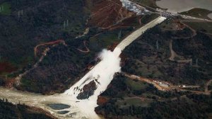 An aerial view shows water rushing out of the Oroville Dam's main spillway on Feb. 21, 2017. (Credit: Marcus Yam / Los Angeles Times)