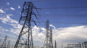 Southern California Edison power lines are seen in this undated photo. (Credit: Irfan Khan / Los Angeles Times)