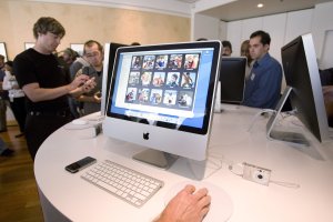 People check out the new iMac after Apple CEO Steve Jobs introduces new versions of the iMac and iLife applications August 7, 2007 in Cupertino, California. (Credit: David Paul Morris/Getty Images)