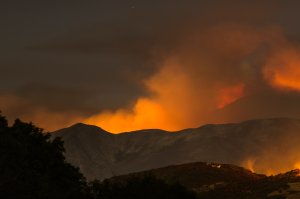 The Whittier Fire burns through the night on July 9, 2017 near Santa Barbara. (Credit: David McNew/Getty Images)