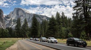 Traffic backs up along the valley floor while a bus lane remains largely open at Yosemite National Park. (Credit: Brian van der Brug / Los Angeles Times)