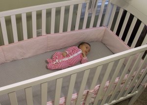 The American Academy of Pediatrics Safe to Sleep Campaign suggests that no soft bedding -- including bumpers -- be used in cribs. (Credit: Sara Dickherber/Washington University)