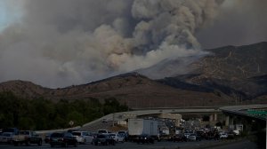 Traffic backs up along the 91 Freeway as the Canyon Fire burns in Corona on Sept. 25, 2017. (Credit: KTLA)