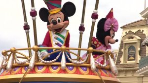 Mickey and Minnie Mouse are seen in a parade at Disney World. (Credit: KTLA)